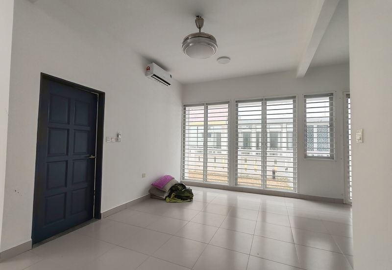 Jalan Timur @ Bandar Baru Enstek