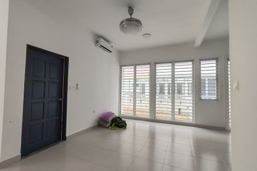 Jalan Timur @ Bandar Baru Enstek