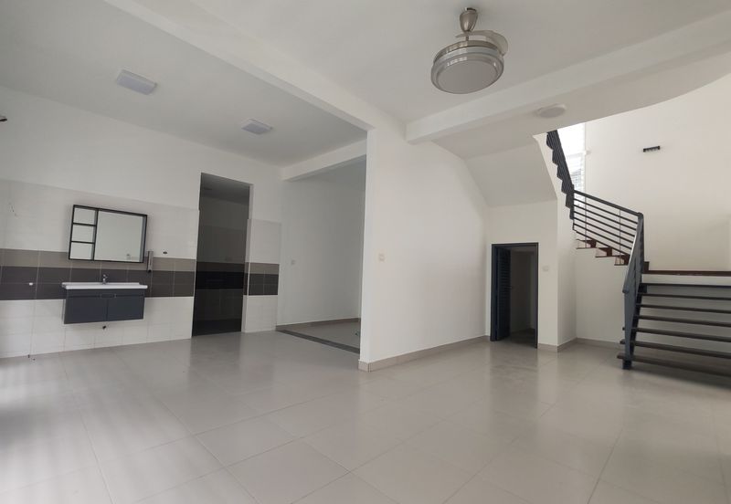 Jalan Timur @ Bandar Baru Enstek