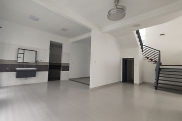 Jalan Timur @ Bandar Baru Enstek