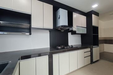 Jalan Timur @ Bandar Baru Enstek