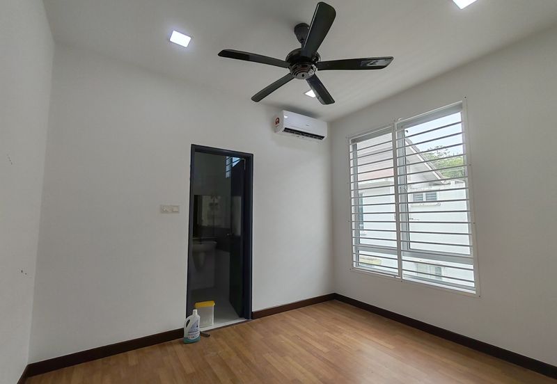 Jalan Timur @ Bandar Baru Enstek