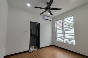 Jalan Timur @ Bandar Baru Enstek