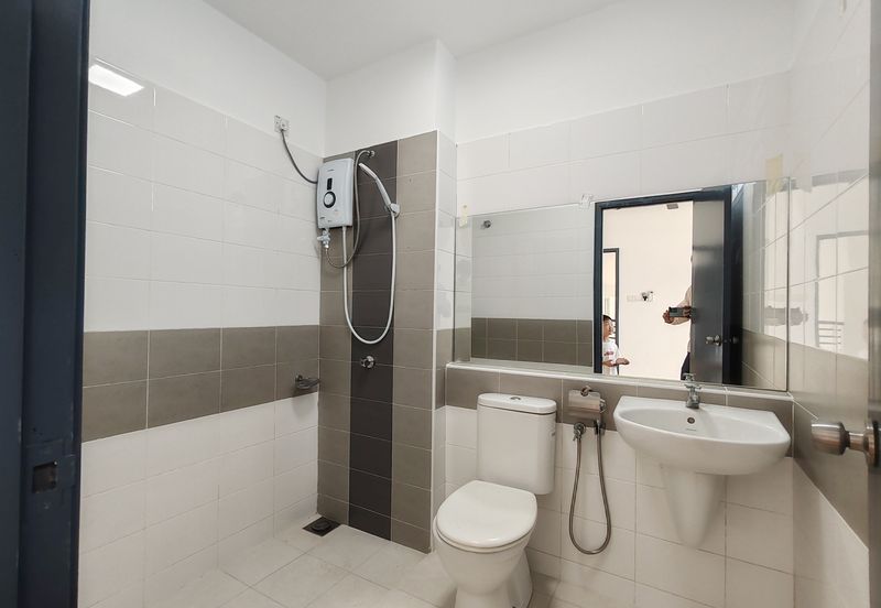 Jalan Timur @ Bandar Baru Enstek