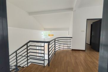 Jalan Timur @ Bandar Baru Enstek