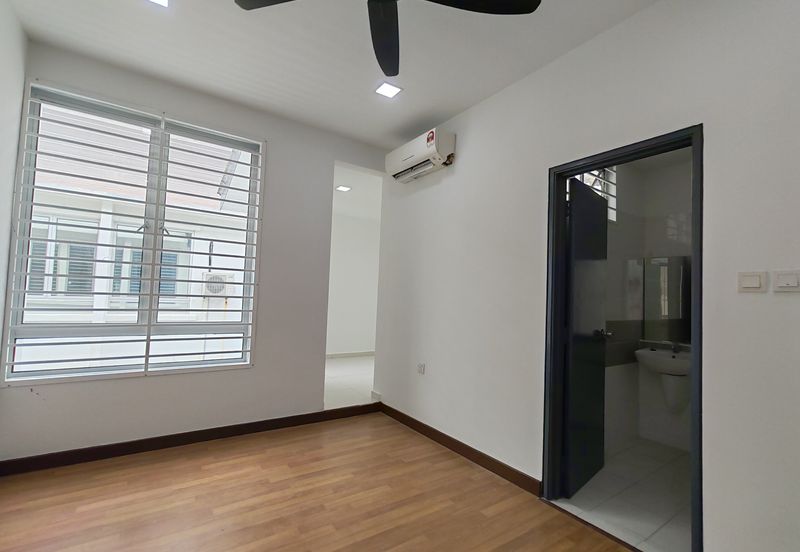 Jalan Timur @ Bandar Baru Enstek