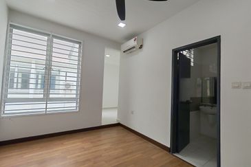 Jalan Timur @ Bandar Baru Enstek