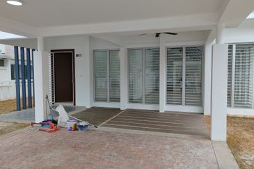 Jalan Timur @ Bandar Baru Enstek