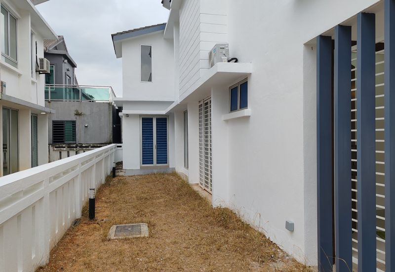 Jalan Timur @ Bandar Baru Enstek