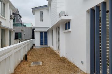 Jalan Timur @ Bandar Baru Enstek