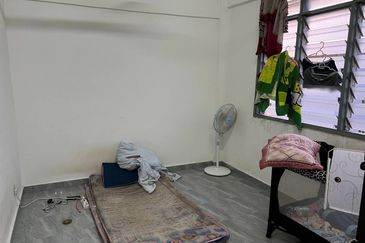 Dahlia Apartment, Putra Perdana