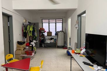 Dahlia Apartment, Putra Perdana