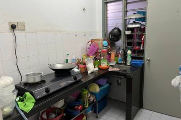 Dahlia Apartment, Putra Perdana