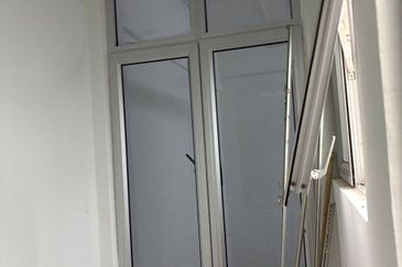 Dahlia Apartment, Putra Perdana