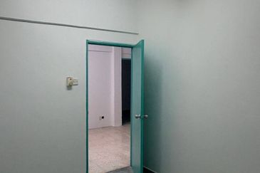 Dahlia Apartment, Putra Perdana