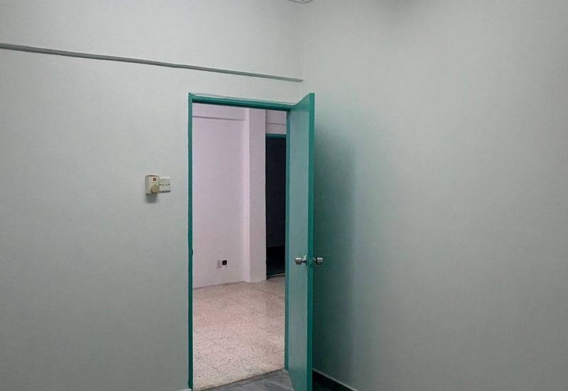 Dahlia Apartment, Putra Perdana