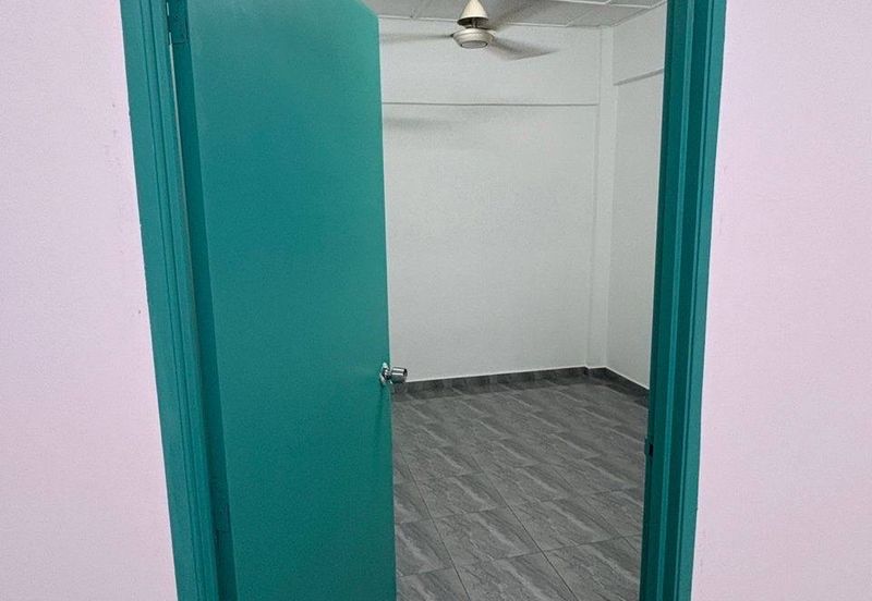 Dahlia Apartment, Putra Perdana