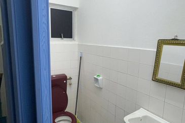 Dahlia Apartment, Putra Perdana