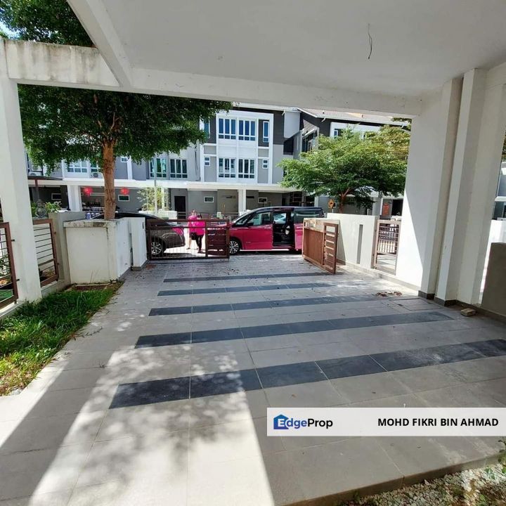 FOR SALE: 3 Storey Terrace House Tiara South Bandar Rinching Semenyih Selangor, Selangor, Semenyih