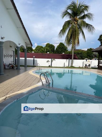 BUNGALOW with POOL - Seksyen 3 Shah Alam, Near MASJID NEGERI, Selangor, Shah Alam