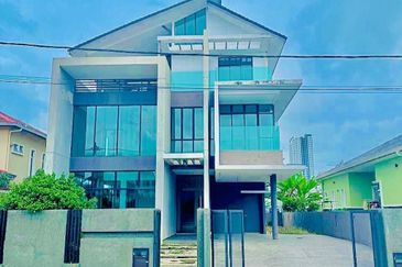 ~ NEW MODERN 2.5 STOREY BUNGALOW, TAMAN UNIVERSITI BANGI NEAR GMI AND UKM