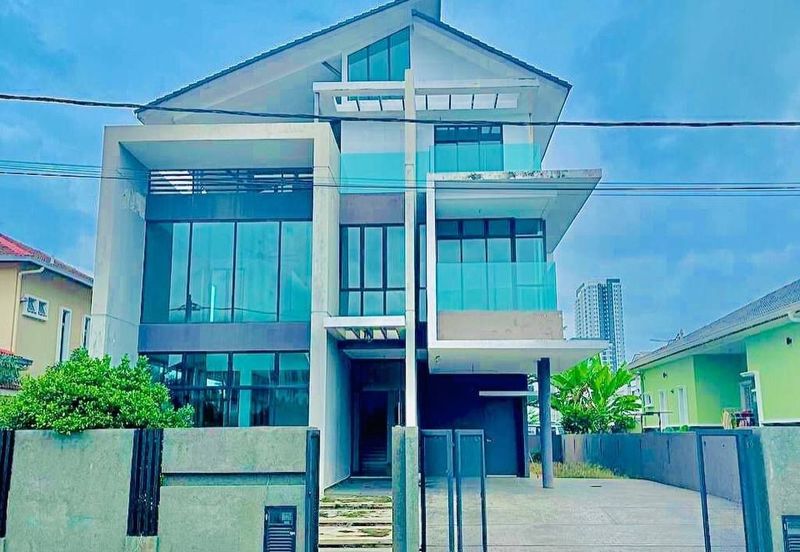 ~ NEW MODERN 2.5 STOREY BUNGALOW, TAMAN UNIVERSITI BANGI NEAR GMI AND UKM