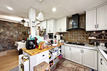 ~ Seksyen U10 Subang Impian Shah Alam Double Storey FULLY RENOVATED + EXTENDED KITCHEN