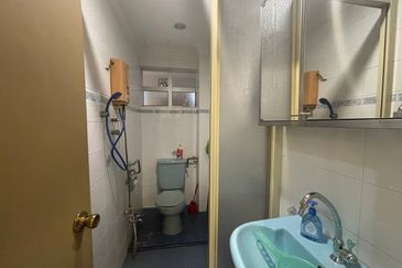 Beautiful 2.5 Storey Home Renovated Extended Well Kept House! Seksyen 7, Shah Alam For Sale!