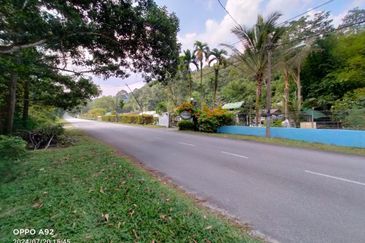 For sale : Tanah 5 Ekar Freehold Geran individu berdekatan dengan King Fisher di Batu 14 Hulu Langat. Selangor.