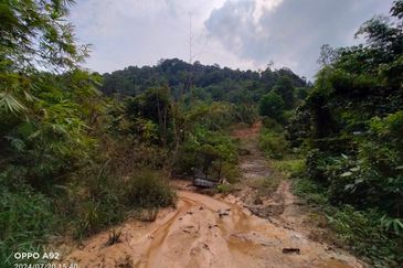 For sale : Tanah 5 Ekar Freehold Geran individu berdekatan dengan King Fisher di Batu 14 Hulu Langat. Selangor.