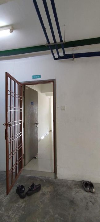 ONE UNIT CONDO AT VILLARIA CONDOMINIUM TAMAN DESARIA PETALING JAYA FOR IMMEDIATE SALE, Selangor, Petaling Jaya