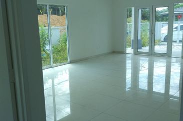SSH1555 - [CORNER UNIT]  SINGLE STOREY TERRACE UNIT TAMAN SELASIH  LUKUT PORT DICKSON FOR SALE