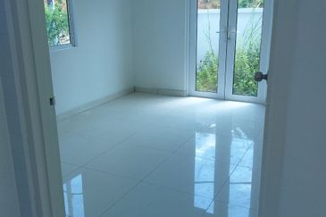 SSH1555 - [CORNER UNIT]  SINGLE STOREY TERRACE UNIT TAMAN SELASIH  LUKUT PORT DICKSON FOR SALE