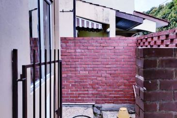 L1736 - DOUBLE STOREY  INTERMEDIATE  TERRACE HOUSE AT SS14 SUBANG JAYA FOR SALE