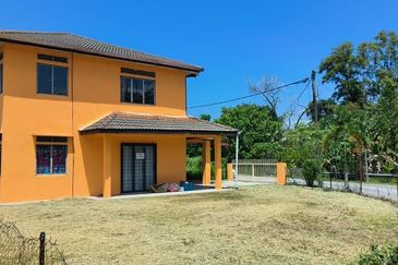 ~ DOUBLE STOREY TERRACE HOUSE ( CORNER UNIT) JALAN ANGGERIK BUKIT SENTOSA/ BUKIT BERUNTONG RAWANG FOR SALE