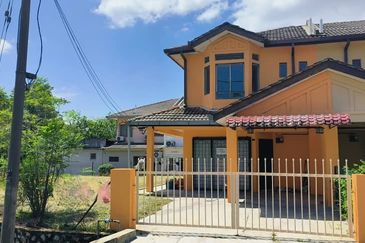 ~ DOUBLE STOREY TERRACE HOUSE ( CORNER UNIT) JALAN ANGGERIK BUKIT SENTOSA/ BUKIT BERUNTONG RAWANG FOR SALE