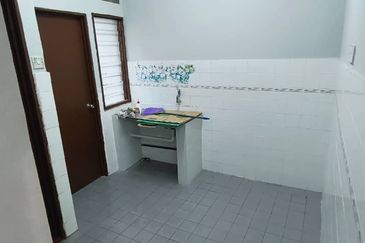 ~ DOUBLE STOREY TERRACE HOUSE ( CORNER UNIT) JALAN ANGGERIK BUKIT SENTOSA/ BUKIT BERUNTONG RAWANG FOR SALE