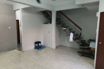 ~ DOUBLE STOREY TERRACE HOUSE ( CORNER UNIT) JALAN ANGGERIK BUKIT SENTOSA/ BUKIT BERUNTONG RAWANG FOR SALE
