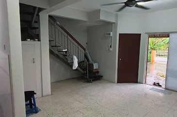 ~ DOUBLE STOREY TERRACE HOUSE ( CORNER UNIT) JALAN ANGGERIK BUKIT SENTOSA/ BUKIT BERUNTONG RAWANG FOR SALE