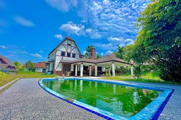 ~ HOMESTAY WITH A SWIMMING  POOL FOR SALE  FULLY FURNISHED SINGLE STOREY BUNGALOW RESORT  A’ FAMOSA at ALOR GAJAH, MELAKA 