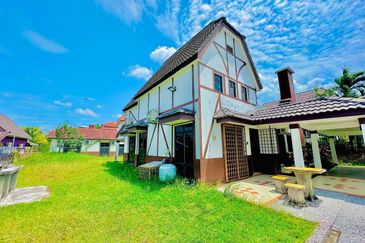 ~ HOMESTAY WITH A SWIMMING  POOL FOR SALE  FULLY FURNISHED SINGLE STOREY BUNGALOW RESORT  A’ FAMOSA at ALOR GAJAH, MELAKA 