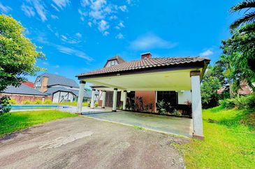 ~ HOMESTAY WITH A SWIMMING  POOL FOR SALE  FULLY FURNISHED SINGLE STOREY BUNGALOW RESORT  A’ FAMOSA at ALOR GAJAH, MELAKA 