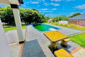 ~ HOMESTAY WITH A SWIMMING  POOL FOR SALE  FULLY FURNISHED SINGLE STOREY BUNGALOW RESORT  A’ FAMOSA at ALOR GAJAH, MELAKA 