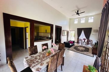 ~ HOMESTAY WITH A SWIMMING  POOL FOR SALE  FULLY FURNISHED SINGLE STOREY BUNGALOW RESORT  A’ FAMOSA at ALOR GAJAH, MELAKA 