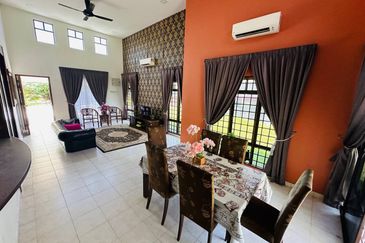 ~ HOMESTAY WITH A SWIMMING  POOL FOR SALE  FULLY FURNISHED SINGLE STOREY BUNGALOW RESORT  A’ FAMOSA at ALOR GAJAH, MELAKA 