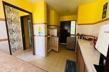 ~ HOMESTAY WITH A SWIMMING  POOL FOR SALE  FULLY FURNISHED SINGLE STOREY BUNGALOW RESORT  A’ FAMOSA at ALOR GAJAH, MELAKA 