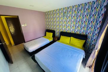 ~ HOMESTAY WITH A SWIMMING  POOL FOR SALE  FULLY FURNISHED SINGLE STOREY BUNGALOW RESORT  A’ FAMOSA at ALOR GAJAH, MELAKA 