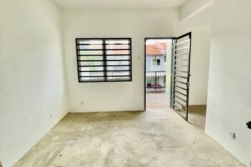 ~ 2 STOREY TERRACE HOUSE UNIT@ BANDAR SPRINGHILL, LUKUT PORT DICKSON FOR SALE