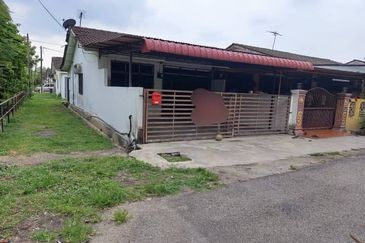 Single Storey Terrace House End Lot for Sale