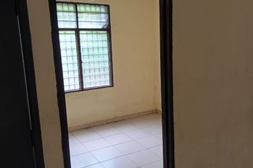 Single Storey Terrace House End Lot for Sale